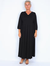 Que black dress with elastic band in the back